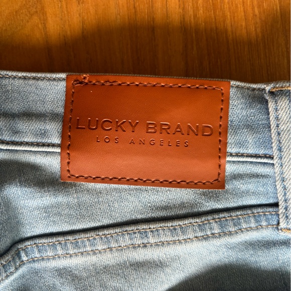 Lucky Brand light wash blue ankle jeans with frayed edge finish. Size 4, 27. - Picture 5 of 5